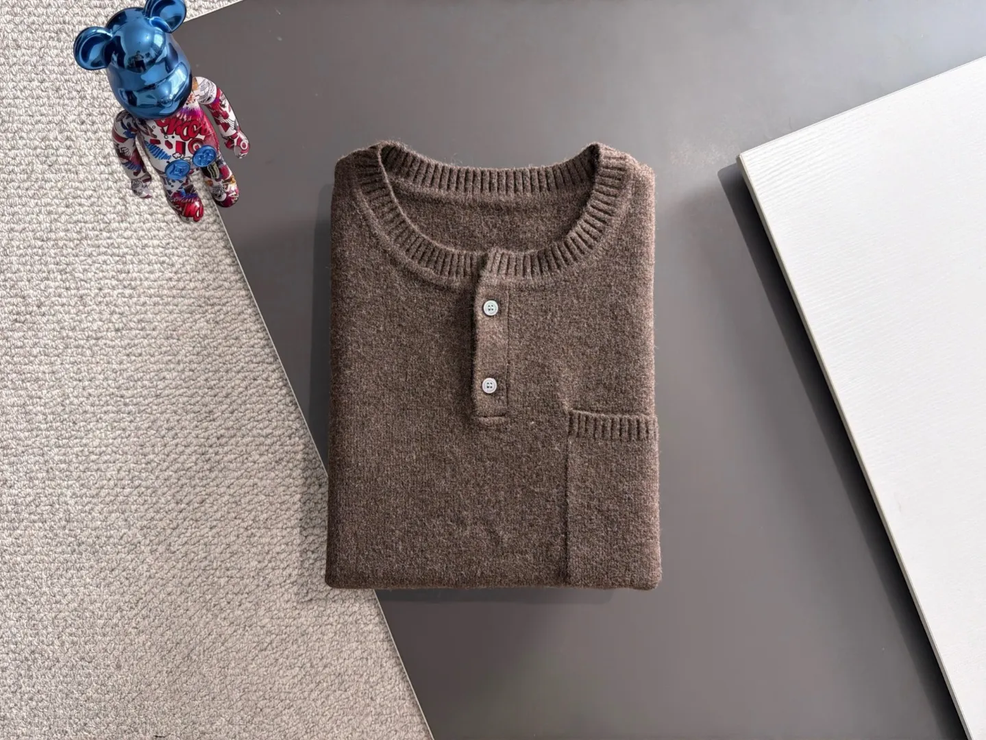 Next day shipping P195 Hermès 2026 Autumn and Winter latest sweater from the official website, now on sale at the counter simultaneously Hot Sale! Specially made of wool blended fabric. It feels comfortable and can be directly in contact with the skin. The logo badge is exquisitely embroidered, which is extremely eye-catching! The details highlight the fashionable charm of big brands. Exquisite workmanship. Three-dimensional cutting style. The wearing effect is invincible and handsome! All three standards are complete! Sizes:M-3XL